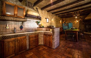 Fridge, microwave, oven, dishwasher - Nice home in Porec with sauna (Porec)