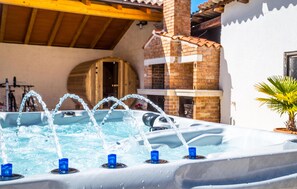 Outdoor spa tub - Nice home in Porec with sauna (Porec)