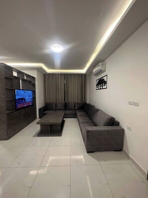 Apartment, 2 Bedrooms, Accessible, Smoking | Interior