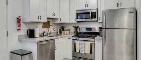 Refrigerador, microondas, horno y parrilla de estufa