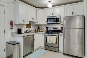 Fridge, microwave, oven, stovetop - Modern & Bright Walkable U of P Studio, Fast WiFi (Portland)