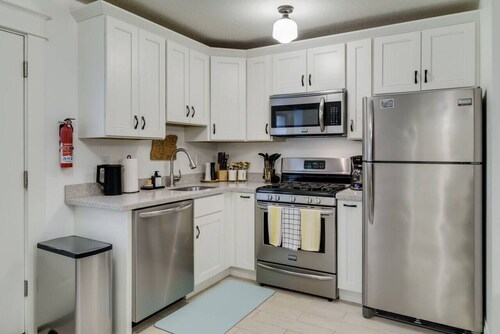 Modern & Bright Walkable U of P Studio, Fast WiFi