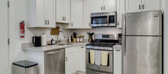 Modern & Bright Walkable U of P Studio, Fast WiFi