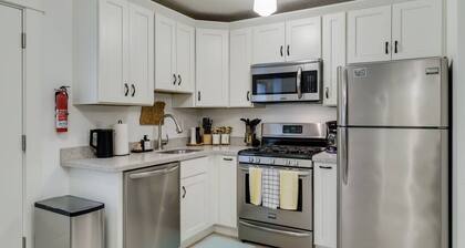 Modern & Bright Walkable U of P Studio, Fast WiFi