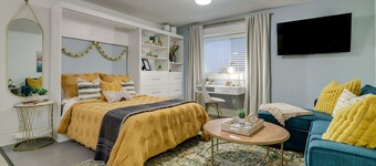 Modern & Bright Walkable U of P Studio, Fast WiFi
