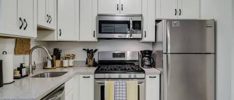 Refrigerador, microondas, horno, placa de cocina