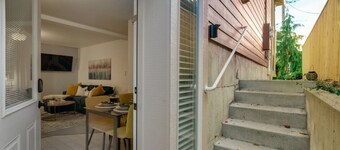 Modern & Bright Walkable U of P Studio, Fast WiFi