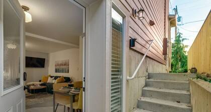 Modern & Bright Walkable U of P Studio, Fast WiFi