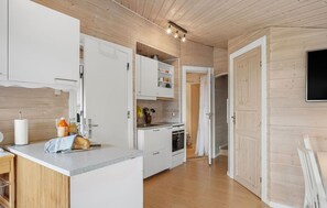 ثلاجة، فرن، موقد طهي مسطح، غسالة أطباق