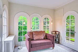 TV - Walk to Harbor! Historic Mamaroneck Guest House (Mamaroneck)