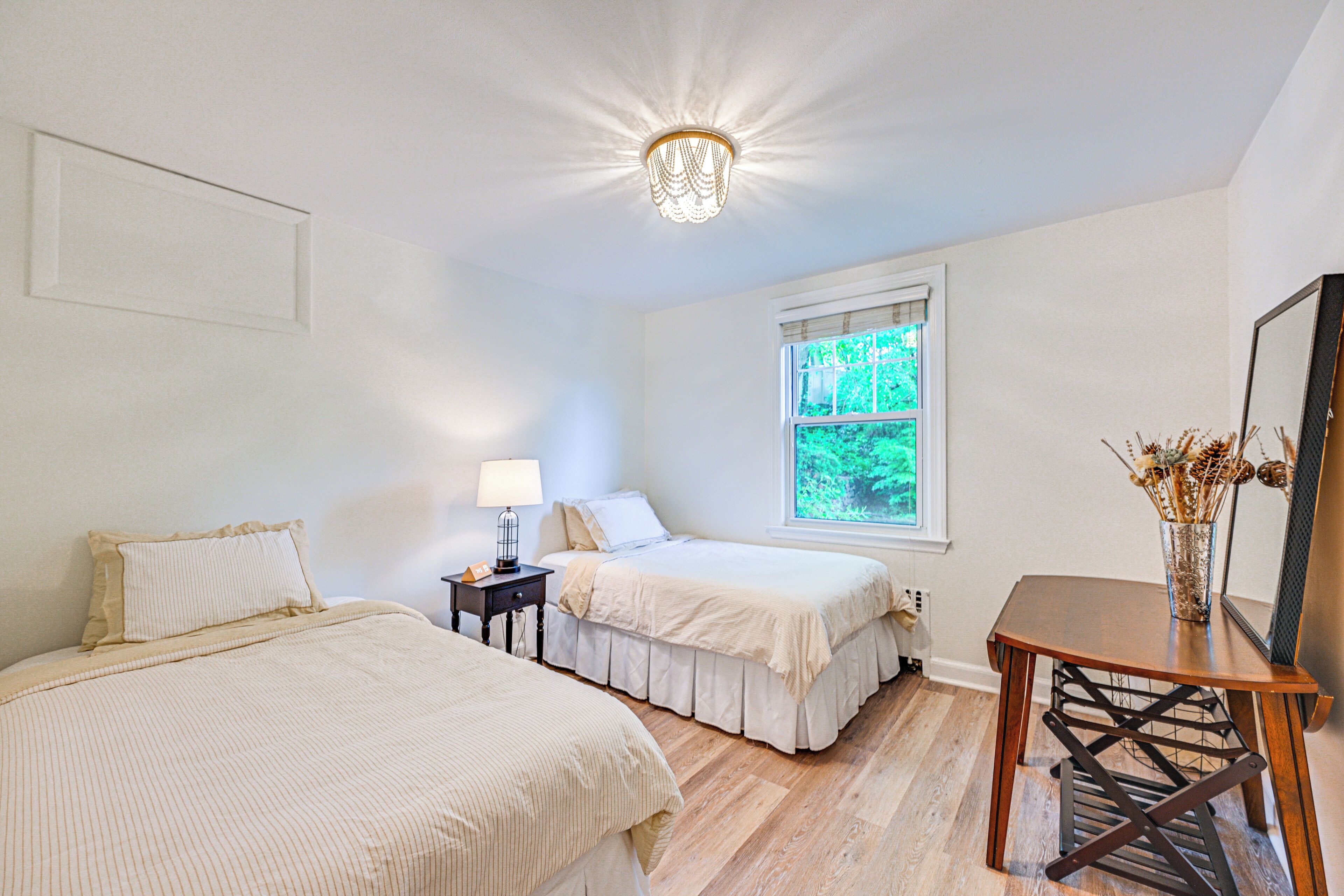 2 bedrooms, travel crib, internet, bed sheets