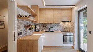 Une cuisine moderne avec des meubles en bois, un lave-vaisselle encastré et un crédence décorée.