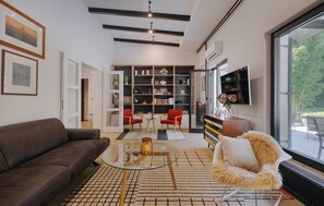 Televisión, chimenea y estéreo 