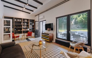 TV, fireplace, stereo