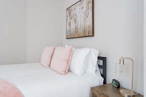 2 habitaciones, escritorio y tabla de planchar con plancha