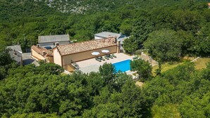 A villa with a swimming pool surrounded by dense greenery. - Amazing home in Drivenik (Drivenik)