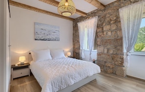 4 bedrooms, iron/ironing board, free WiFi, bed sheets
