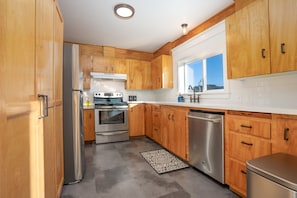 Fridge, microwave, oven, stovetop - The Vintage Hideaway! Bright apartment, private yard and Starlink internet! (Forks)