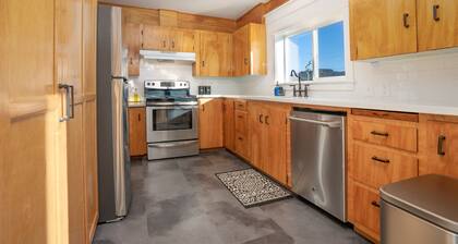 The Vintage Hideaway! Bright apartment, private yard and Starlink internet!