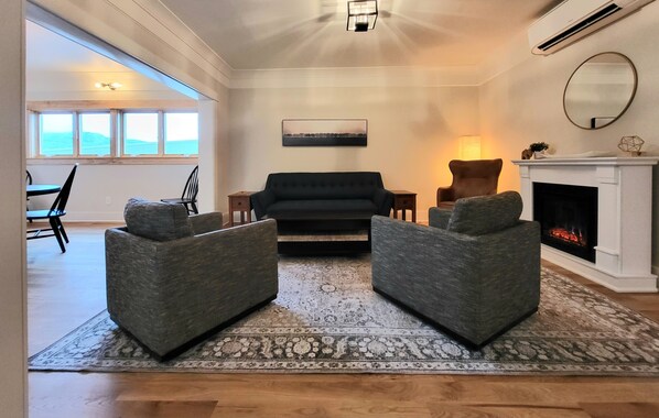 TV connectée, cheminée, livres