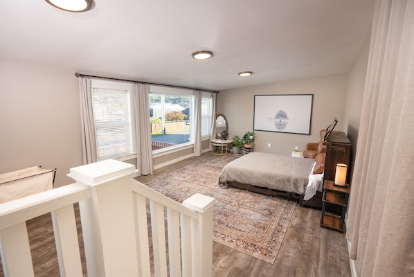 3 bedrooms, iron/ironing board, free WiFi, bed sheets - The Vintage Hideaway! Bright apartment, private yard and Starlink internet! (Forks)