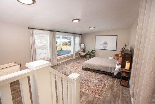 The Vintage Hideaway! Bright apartment, private yard and Starlink internet!