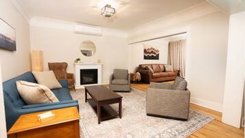 TV connectée, cheminée, livres