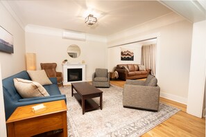 Smart TV, fireplace, books - The Vintage Hideaway! Bright apartment, private yard and Starlink internet! (Forks)