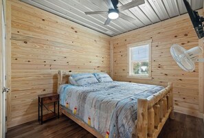 4 bedrooms, WiFi, bed sheets - Camp Chigger Ridge @ Patoka Lake (Eckerty)