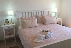 2 bedrooms, iron/ironing board, WiFi, bed sheets - Sunflower Guest House - Pico
 (Madalena)