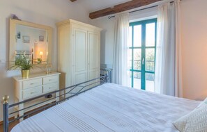 4 habitaciones, tabla de planchar con plancha y cuna de viaje