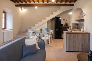 Junior appartement | Woonruimte | Een 43-inch flatscreentelevisie met digitale zenders