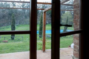 Apartament superior | Piscina a l'aire lliure | Piscina a l'aire lliure de temporada (horari: 07:30-19:30) i para-sols