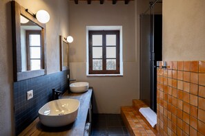 La casa dell'Architetto | Badkamer | Een douche, een regendouche, gratis toiletartikelen, een haardroger
