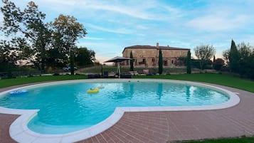 Piscina stagionale all'aperto, ombrelloni da piscina, lettini
