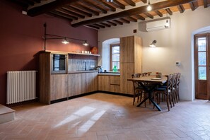 Apartament superior | Cuina privada | Frigorífic gran, forn, placa de cuina i rentaplats