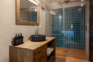La casa di Donna Lisa | Badezimmer | Dusche, Regendusche, kostenlose Toilettenartikel, Haartrockner