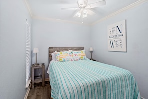 1 bedroom, iron/ironing board, WiFi, bed sheets - SALTY PELICAN (Galveston)
