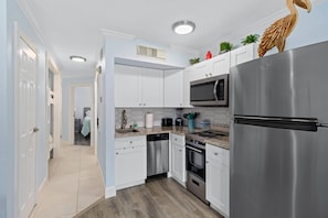 Fridge, microwave, oven, stovetop - SALTY PELICAN (Galveston)