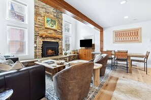 Smart TV, fireplace - Downtown, Walk to Main, 1 mile to ski resort (Breckenridge)