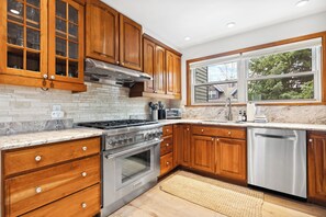 Fridge, microwave, oven, stovetop - Downtown, Walk to Main, 1 mile to ski resort (Breckenridge)