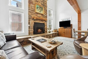 Smart TV, fireplace - Downtown, Walk to Main, 1 mile to ski resort (Breckenridge)