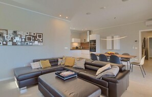 TV, peis, DVD-spiller og fotballspill