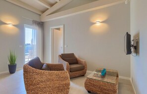 TV, peis, DVD-spiller og fotballspill