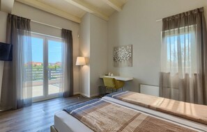 4 habitaciones, tabla de planchar con plancha y cuna de viaje 