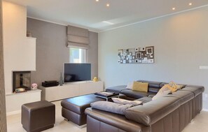 Een televisie, een open haard, een dvd-speler en tafelvoetbal