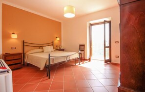 4 bedrooms, travel cot, free WiFi - Lovely home in Rutino with kitchen (Rutino)