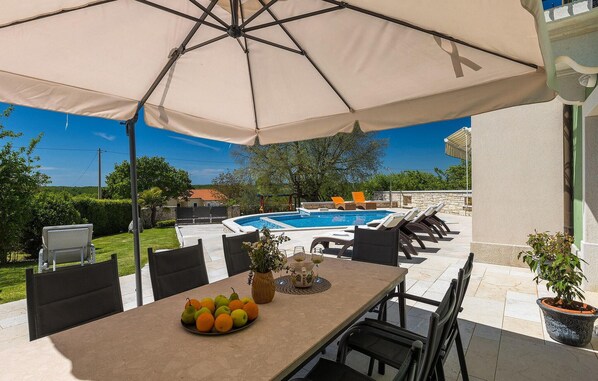 Outdoor dining - Cozy home in Sveti Petar u Sumi (Sveti Petar u Sumi)