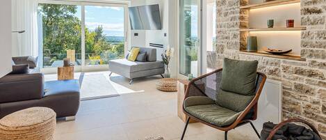 TV, fireplace, table tennis