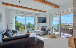 Tv, eldstad och ett bordtennisbord